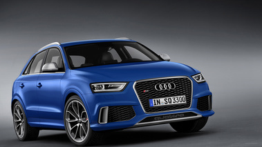 Audi RS Q3 bleu 3/4 avant droit penché