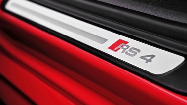 Audi RS4 Avant rouge pas de porte