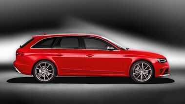 Audi RS4 Avant rouge profil