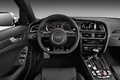Audi RS4 Avant rouge tableau de bord