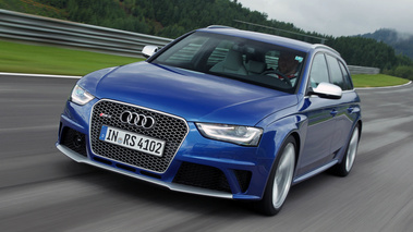 Audi RS4 bleu 3/4 avant gauche travelling penché 2