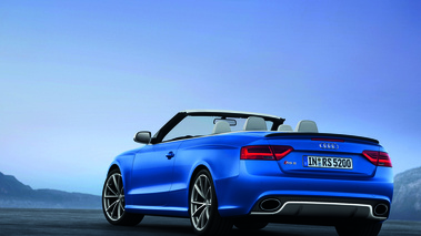 Audi RS5 Cabriolet bleu 3/4 arrière gauche penché