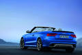 Audi RS5 Cabriolet bleu 3/4 arrière gauche penché