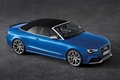 Audi RS5 Cabriolet bleu 3/4 avant droit capoté vue de haut