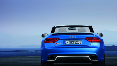 Audi RS5 Cabriolet bleu face arrière