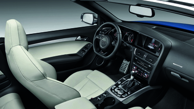 Audi RS5 Cabriolet bleu intérieur