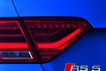 Audi RS5 Cabriolet bleu logo coffre debout