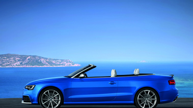 Audi RS5 Cabriolet bleu profil