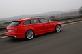 Audi RS6 Avant rouge 3/4 arrière droit travelling penché