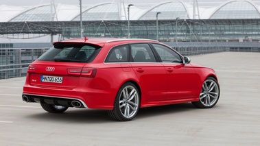 Audi RS6 Avant rouge 3/4 arrière droit