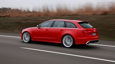 Audi RS6 Avant rouge 3/4 arrière gauche travelling 2