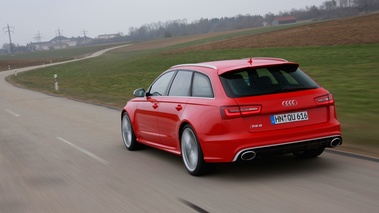 Audi RS6 Avant rouge 3/4 arrière gauche travelling penché