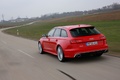 Audi RS6 Avant rouge 3/4 arrière gauche travelling penché