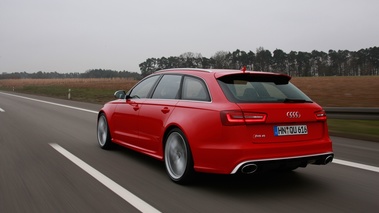 Audi RS6 Avant rouge 3/4 arrière gauche travelling