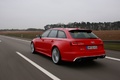 Audi RS6 Avant rouge 3/4 arrière gauche travelling