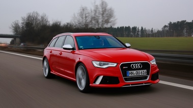 Audi RS6 Avant rouge 3/4 avant droit travelling