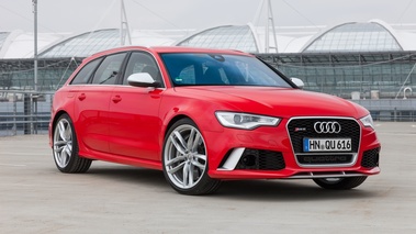 Audi RS6 Avant rouge 3/4 avant droit