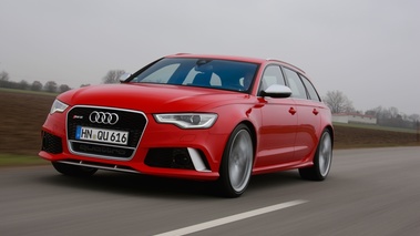 Audi RS6 Avant rouge 3/4 avant gauche travelling penché
