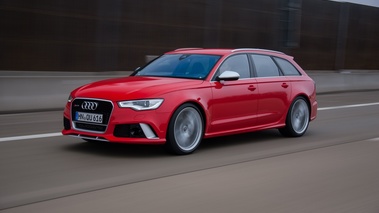 Audi RS6 Avant rouge 3/4 avant gauche travelling