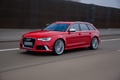 Audi RS6 Avant rouge 3/4 avant gauche travelling