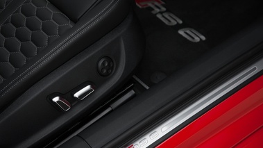 Audi RS6 Avant rouge commandes siège