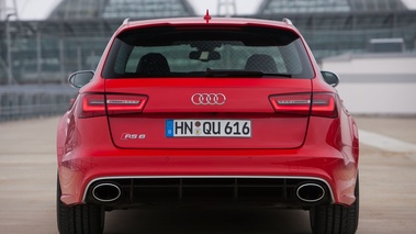 Audi RS6 Avant rouge face arrière