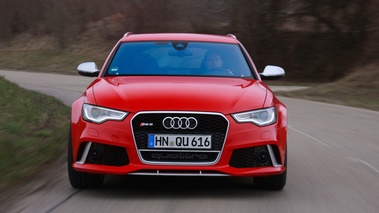 Audi RS6 Avant rouge face avant travelling