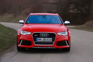 Audi RS6 Avant rouge vue de la face avant en travelling