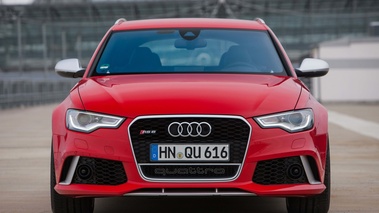 Audi RS6 Avant rouge face avant