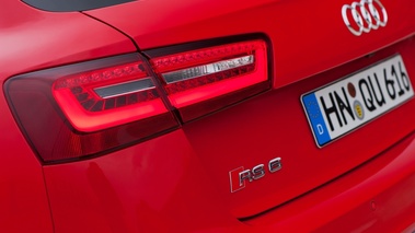 Audi RS6 Avant rouge feux arrière
