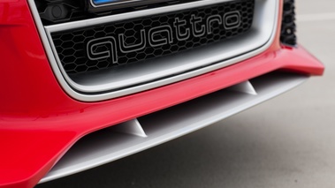 Audi RS6 Avant rouge logo calandre 2