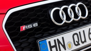 Audi RS6 Avant rouge logo calandre