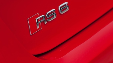 Audi RS6 Avant rouge logo coffre