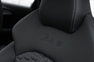 Audi RS6 Avant rouge vue du logo sur un siège
