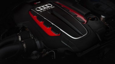 Audi RS6 Avant rouge moteur