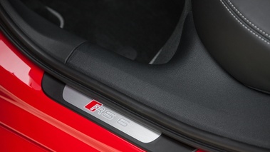 Audi RS6 Avant rouge pas de porte