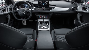 Audi RS6 Avant rouge tableau de bord
