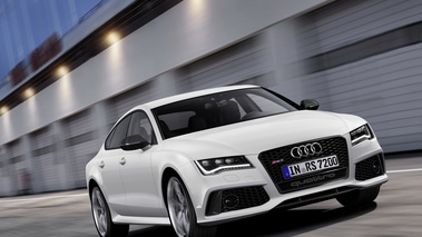 Audi RS7 Sportback - Blanche - 3/4 avant droit dynamique