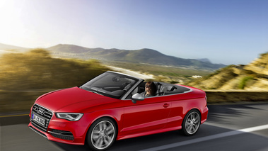 Audi S3 Cabrio - rouge - 3/4 avant gauche dynamique