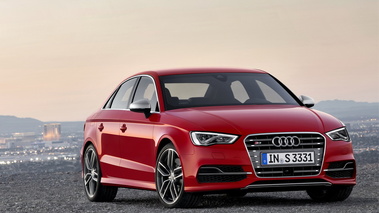 Audi S3 Sedan - rouge - 3/4 avant droit