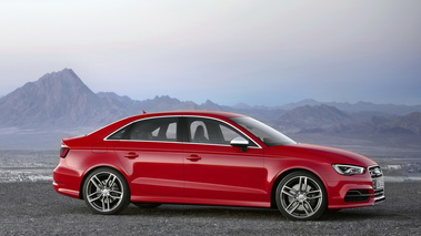 Audi S3 Sedan - rouge - profil droit