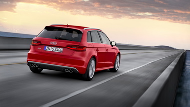 Audi S3 Sportback 2013 - rouge - 3/4 arrière droit, dynamique