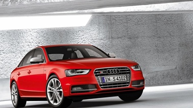 Audi S4 MY 2012 - rouge - 3/4 avant droit