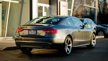 Audi S5 V8 USA Special Edition - Daytona Grey - 3/4 arrière droit