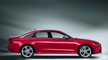 Audi S6 V8 rouge profil 2
