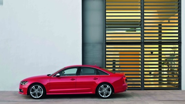 Audi S6 V8 rouge profil