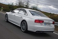 Audi S8 blanc 3/4 arrière gauche travelling penché