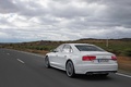 Audi S8 blanc 3/4 arrière gauche travelling 