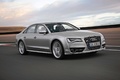 Audi S8 gris 3/4 avant droit travelling penché