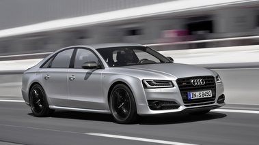 Audi S8 Plus - Grise - 3/4 avant droit dynamique